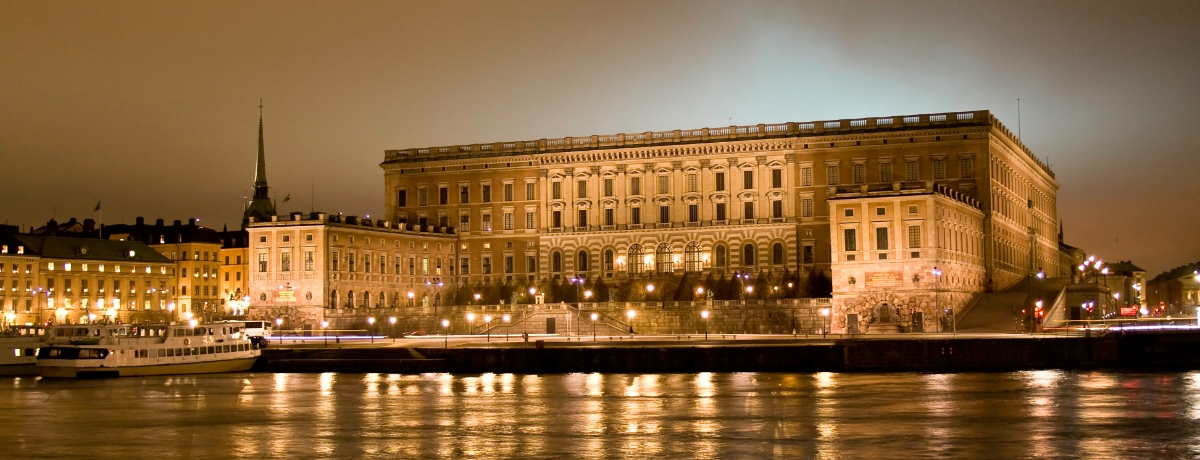 Stockholms slott vid vattnet i kvällsljus