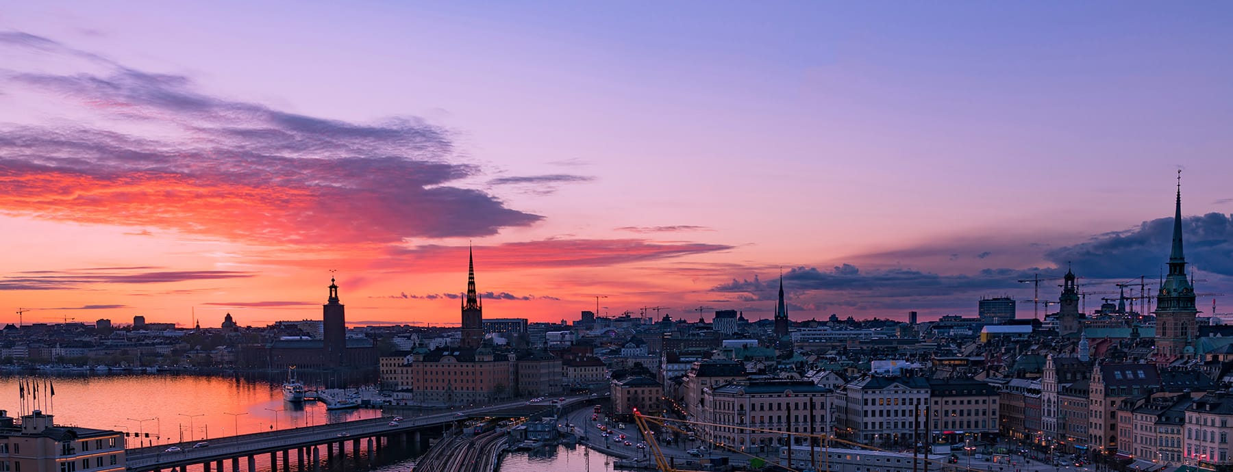 Stockholms silhuett i solnedgång